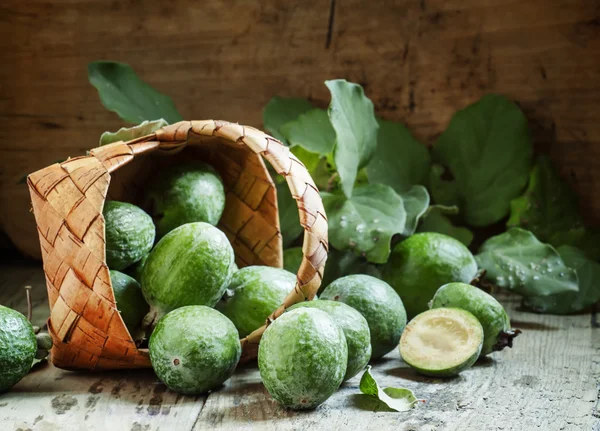 Feijoa vruchten gegoten uit een rieten mand — Stockfoto