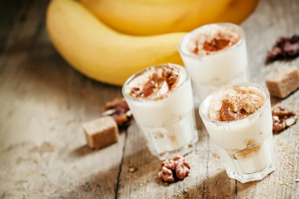 Čerstvé domácí moučník banány, jogurt a ořechy — Stock fotografie