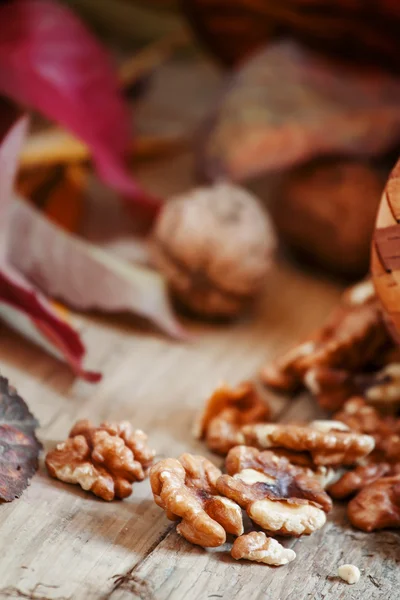 Des noix fraîches sortent d'un panier en osier — Photo