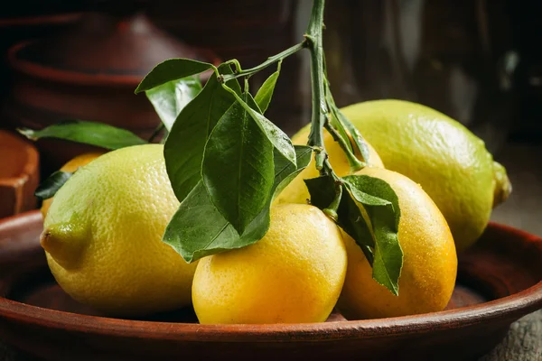 Τα φρέσκα λεμόνια με φύλλα — Φωτογραφία Αρχείου
