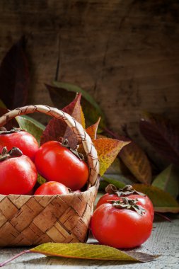 hasır sepet içinde olgun hurma 