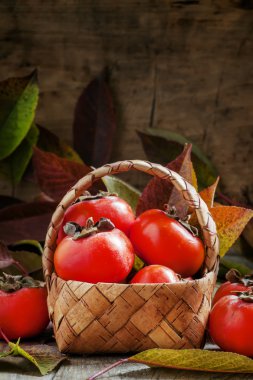 hasır sepet içinde olgun hurma 