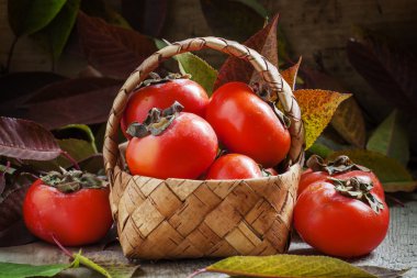 hasır sepet içinde olgun hurma 