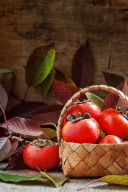 hasır sepet içinde olgun hurma 