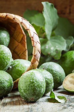 Feijoa meyve bir hasır sepet dışarı dökülür 