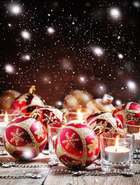 Noel ve yeni yıl kırmızı ve altın top 