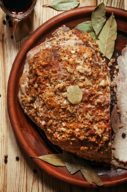 Kil tabakta baharatlar ile fırında jambon 