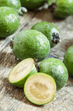Taze ananas guava eski ahşap masa, dilim