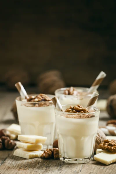 Десерт из белого шоколада и грецких орехов — стоковое фото