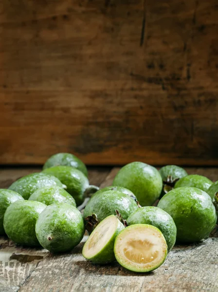 Fette di guava fresca di ananas al vecchio tavolo di legno — Foto Stock