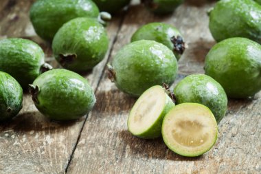 Taze ananas guava eski ahşap masa, dilim