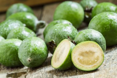 Taze ananas guava eski ahşap masa, dilim