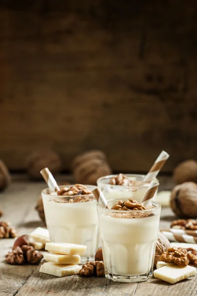 Hidangan penutup coklat putih dan kenari — Stok Foto