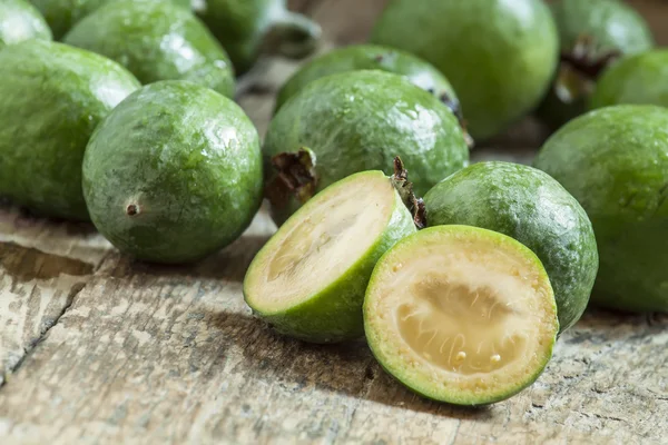 Scheiben frischer Ananas-Guave am alten Holztisch — Stockfoto