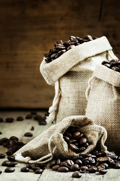 Grani di caffè torrefatto in sacchetti — Foto Stock