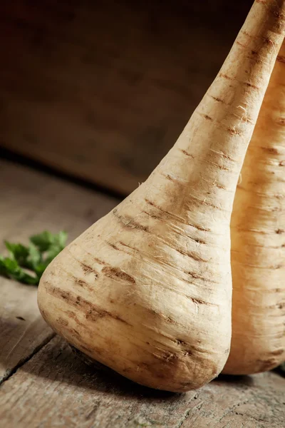 신선한 parsnips 소박한 스타일에서 오래 된 나무 배경 — 스톡 사진