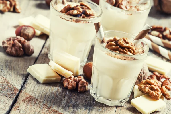 Dessert van witte chocolade en walnoten — Stockfoto