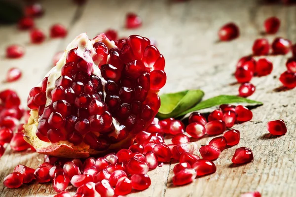 Granadas frescas peladas con frijoles rojos rubí —  Fotos de Stock