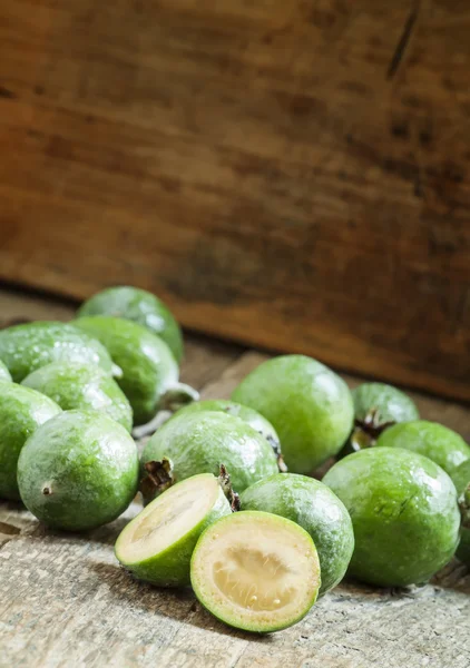 Plakjes verse ananas guave aan de oude houten tafel — Stockfoto