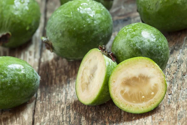 Plakjes verse ananas guave aan de oude houten tafel — Stockfoto