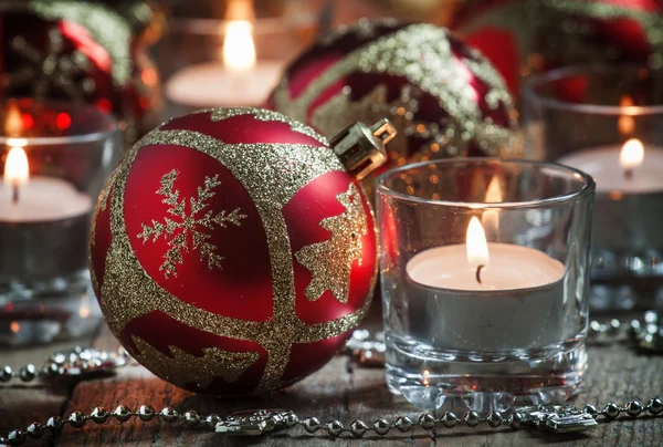 Navidad o Año Nuevo bolas rojas y doradas — Foto de Stock