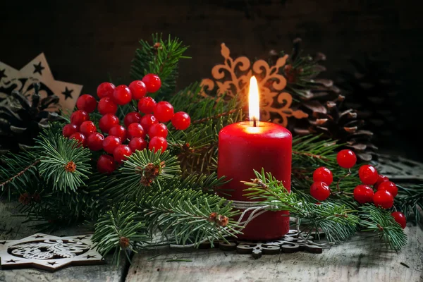 Kerst of Nieuwjaar donkere samenstelling met brandende rode kaars — Stockfoto