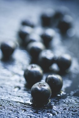 Chokeberries, ıslak bir taş zemin üzerine bilberries