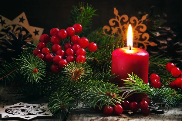 Composición oscura de Navidad o Año Nuevo con vela roja encendida —  Fotos de Stock