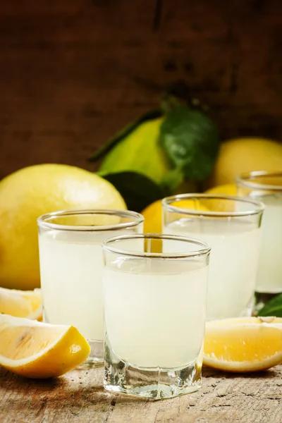 Traditionele zelfgemaakte citroen likeur Limoncello en verse Citrus o — Stockfoto