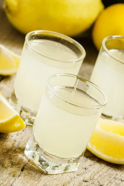 Традиционный домашний лимонный ликер и свежий цитрусовый — стоковое фото