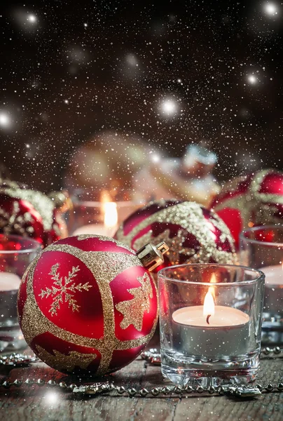 Natal ou Ano Novo bolas vermelhas e douradas — Fotografia de Stock