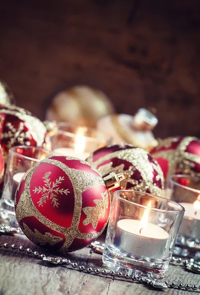 Jul eller nyår röda och gyllene bollar — Stockfoto