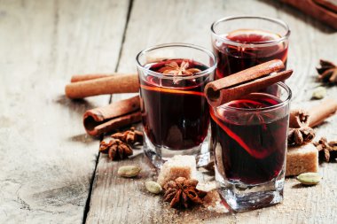 Tarçın, anason yıldız, turuncu ve kahverengi şeker kamışı ile kış sıcak mulled şarap