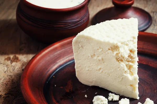 Queso de cabra casero en cerámica al estilo country — Foto de Stock