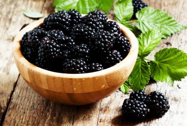 Taze böğürtlen yaprakları bir ahşap kase ile