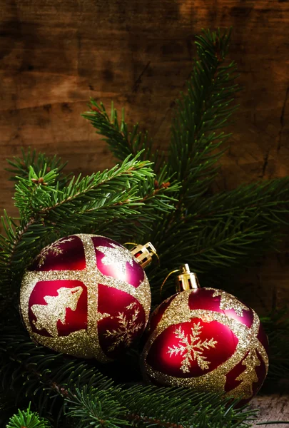 Dos bolas de Navidad rojas y doradas y ramas de abeto — Foto de Stock