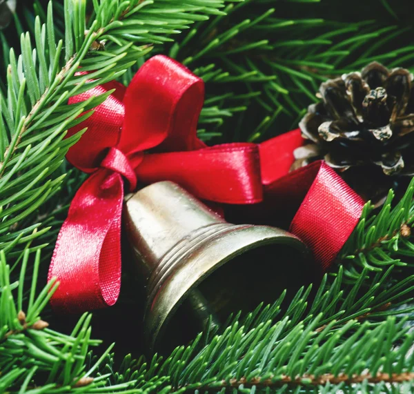 Campana de Navidad con cinta roja —  Fotos de Stock