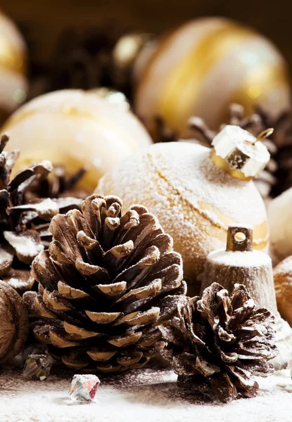 Decoração de Natal com bolas de Natal dourado — Fotografia de Stock