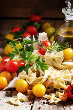 Farfalle makarna, maydanoz ve Baharatlar, kırmızı ve sarı kiraz domates