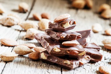 sütlü çikolata ile tüm badem