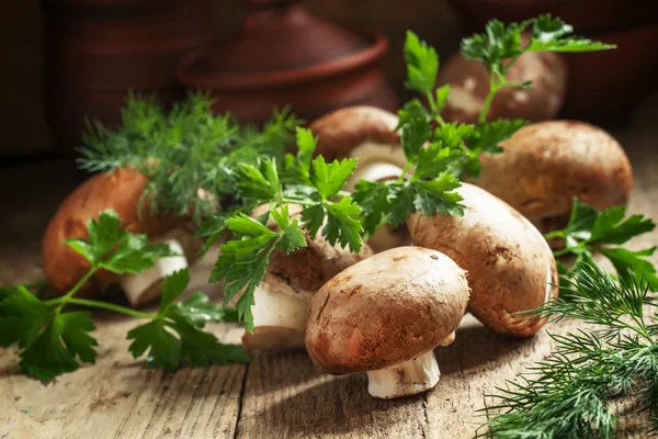 Bruine paddestoelen op een vintage houten tafel — Stockfoto