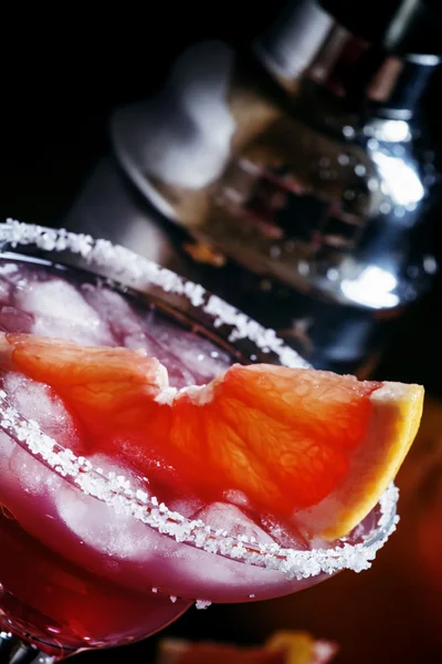 Grapefruit daiquiri met zout, metalen shaker — Stockfoto