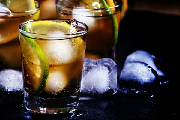 Cocktail alcolico rum cola con ghiaccio, lime, limone, cola e rum bianco — Foto Stock