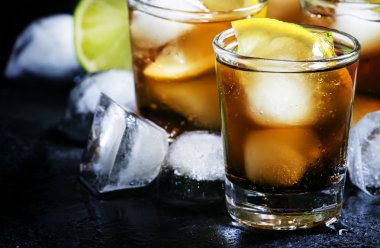 Buz, kireç, limon, kola ve beyaz ROM ile alkollü kokteyl rom kola