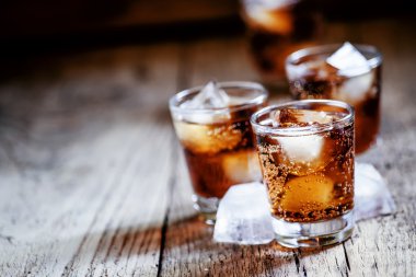Viski ve buz küpleri ile alkollü kokteyl viski kola 