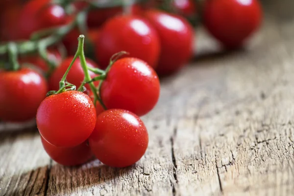 Cherry rajčata na vinobraní dřevěné pozadí — Stock fotografie