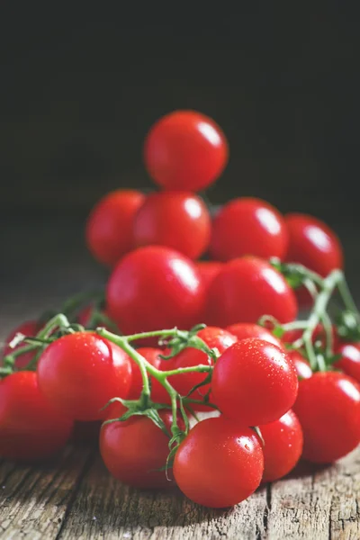 Cherry tomaten op vintage houten achtergrond — Stockfoto