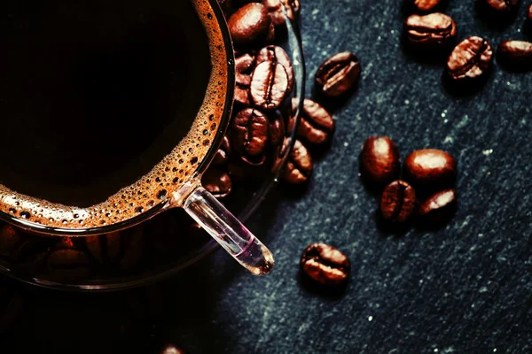 玻璃杯浓缩咖啡咖啡与泡沫，烘培咖啡豆 — 图库照片
