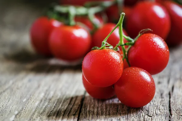Черри помидоры на винтажном деревянном фоне — стоковое фото