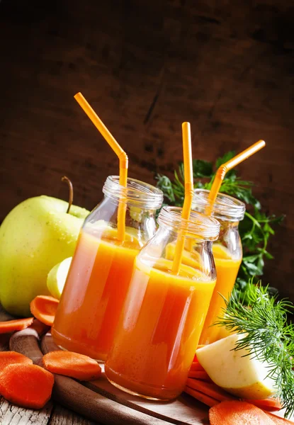 Smoothie orange pomme-carotte petites bouteilles en verre — Photo